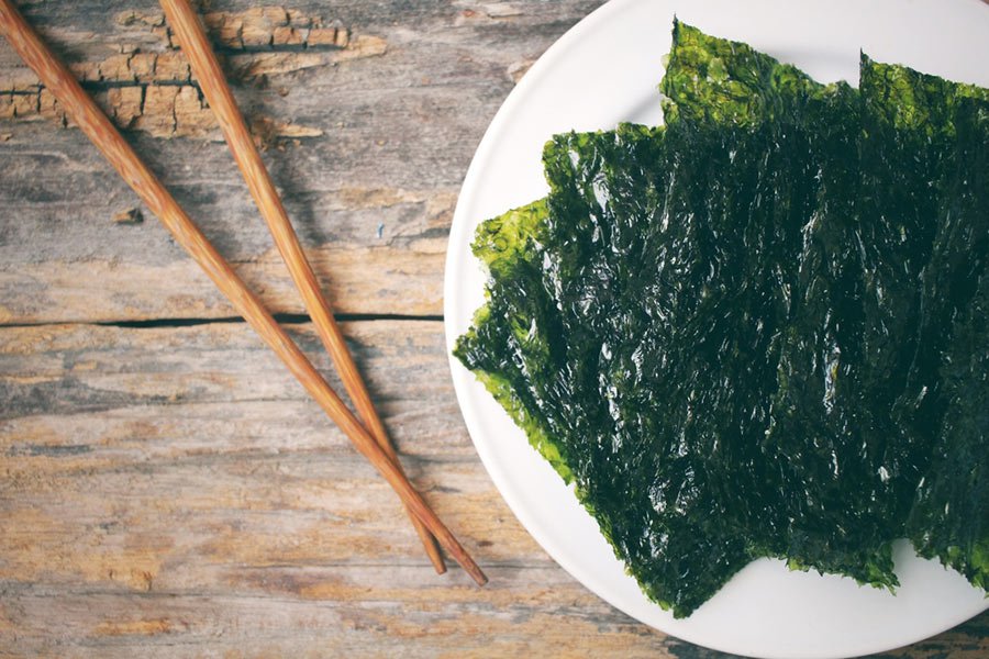 photo of seaweed snacks and chopsticks