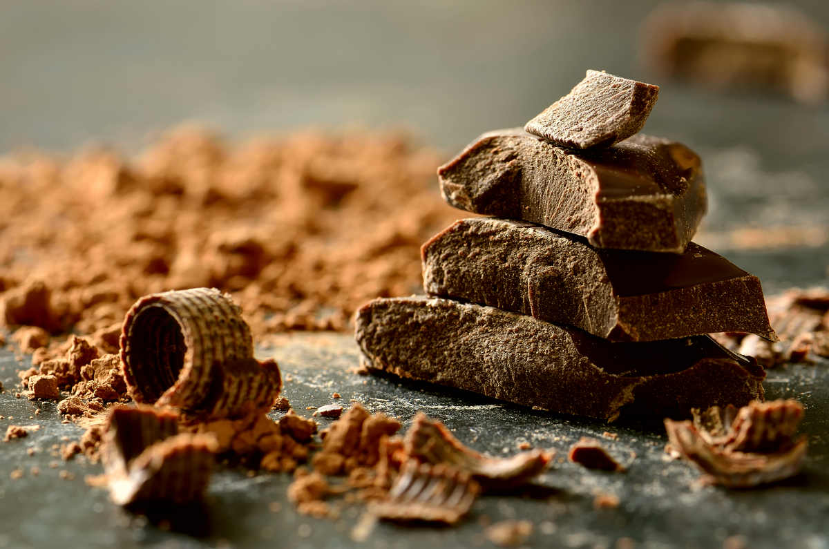 Dark chocolate stack chips powder