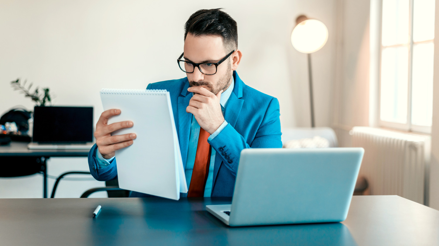 Doc office. Чтение документов за столом в офисе. Man reading. Serious man in Office. Businessman.